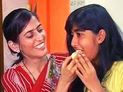 पढ़ाई में अव्वल हर्षा को क्यों है सपने टूटने का डर... पढ़ाई में अव्वल हर्षा को क्यों है सपने टूटने का डर...