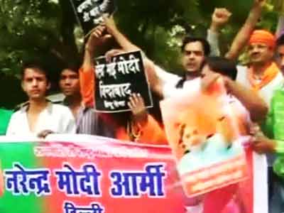 आडवाणी के घर के बाहर मोदी समर्थकों का प्रदर्शन