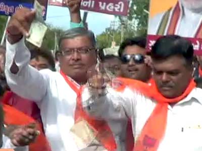 गुजरात : अमरेली में भाजपा विधायक ने उड़ाए नोट गुजरात : अमरेली में भाजपा विधायक ने उड़ाए नोट