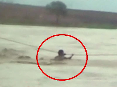 मध्य प्रदेश : डिंडोरी में पानी के बीच फंसे लोग