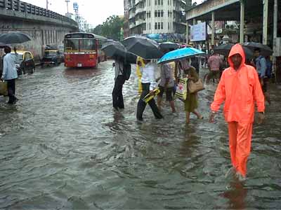 Video : Torrential rains disrupt Mumbai; trains, flights delayed