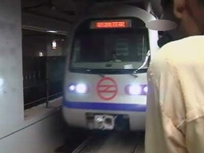 Videos : गुड़गांव से केंद्रीय सचिवालय आ रही मेट्रो सुरंग में फंसी, यात्री निकाले गए