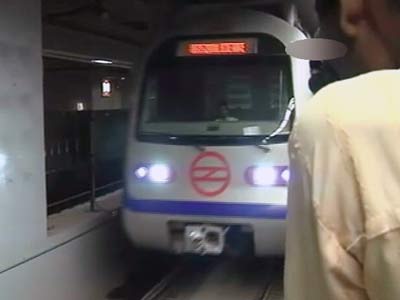 गुड़गांव से केंद्रीय सचिवालय आ रही मेट्रो सुरंग में फंसी, यात्री निकाले गए