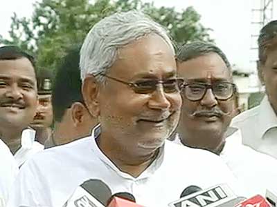 नीतीश ने कहा, दुआ देते हैं जीने की, दवा करते हैं मरने की