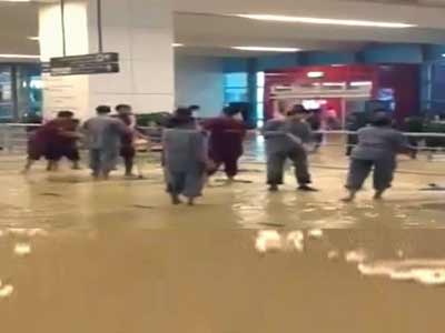 बारिश से दिल्ली एयरपोर्ट पर बाढ़ जैसे हालात