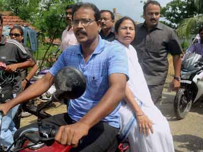 Video : A bike ride for Mamata to meet family of student raped and killed