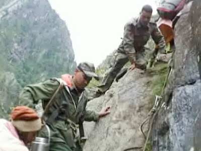 संकट में साहस : राहत कार्यों में जुटे सेना के जवान संकट में साहस : राहत कार्यों में जुटे सेना के जवान