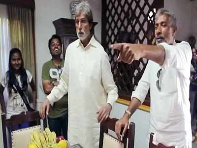 'सत्याग्रह' के सेट पर प्रकाश झा का मजाक उड़ाते बिग बी 'सत्याग्रह' के सेट पर प्रकाश झा का मजाक उड़ाते बिग बी