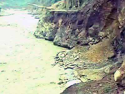 उत्तराखंड : सड़कें गायब, बचाव कार्य में आ रही है दिक्कत