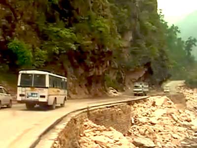 एनडीटीवी ने लिया जायजा, सड़क धंसी, राहतकार्यों में बाधा