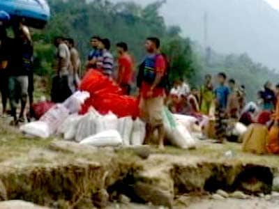 Video : Uttarakhand tragedy: Good Samaritans rush to the rescue