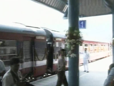 PM, Sonia inaugurate first rail link to Kashmir valley