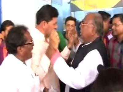 Video : Uttarakhand: Congress, TDP fight at airport to stake claim to survivors