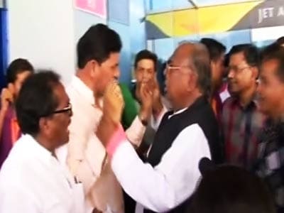 Videos : उत्तराखंड: बचाए गए लोगों पर दावा करने के लिए भिड़े कांग्रेस-टीडीपी के नेता