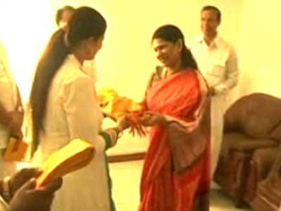 Grateful Kanimozhi gifts shawls to Congress leaders in Chennai