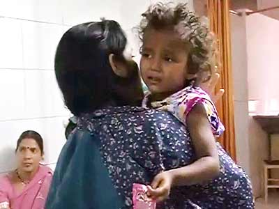 Video : तीन साल की घायल बच्ची को माता-पिता का इंतजार