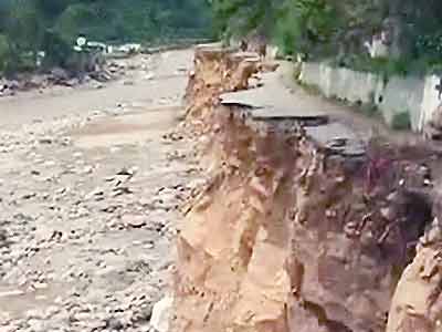 उत्तराखंड : कई गांव तबाह, सड़कों के निशान तक मिटे