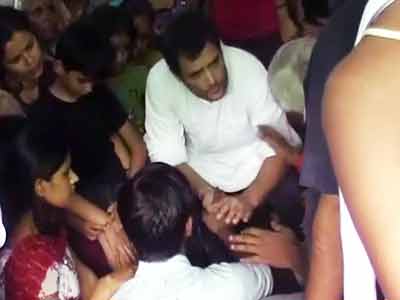 अमेठी : हेलीकॉप्टर हादसे के शहीद के घर पहुंचे राहुल गांधी