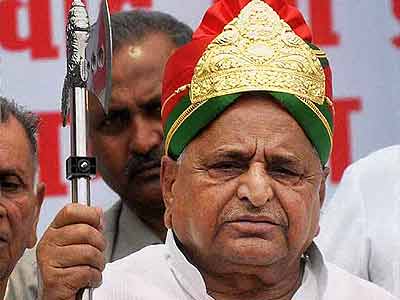 अखिलेश ने रिलीज की मुलायम पर बनी डॉक्यूमेंट्री