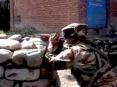 कश्मीर : प्रदर्शनकारियों ने आर्मी स्कूल में लगाई आग कश्मीर : प्रदर्शनकारियों ने आर्मी स्कूल में लगाई आग