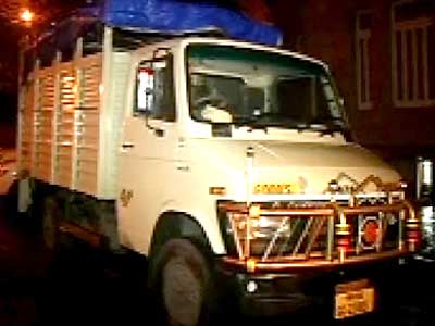 Video : Four trucks, filled with crores and diamonds, caught in Mumbai