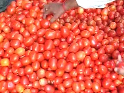 सब्जियों में लगी आग, टमाटर 100 रुपये किलो
