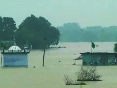 यूपी के कई इलाकों में भारी बारिश, गंगा उफान पर