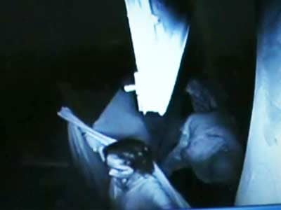 Video : कैमरे में कैद : ज्वैलरी शॉप में चोरी करतीं महिलाएं
