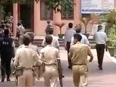 Video : Bodh Gaya blasts: Three men, one woman detained