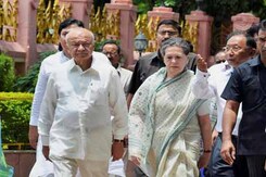 Sonia Gandhi, Sushil Kumar Shinde visit Bodh Gaya blast site Sonia Gandhi, Sushil Kumar Shinde visit Bodh Gaya blast site