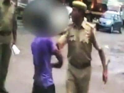Videos : राजस्थान : मूक-बधिर की पुलिस ने की सरेआम जमकर पिटाई