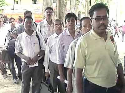 पश्चिम बंगाल : पंचायत चुनाव के लिए वोटिंग जारी