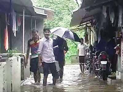 लगातार बारिश से मुंबई के कई इलाकों में पानी भरा