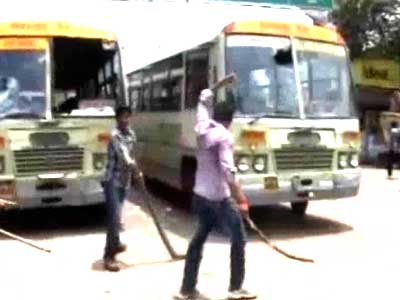 Protest against job quota turns violent in Allahabad, students attack over 50 cars Protest against job quota turns violent in Allahabad, students attack over 50 cars