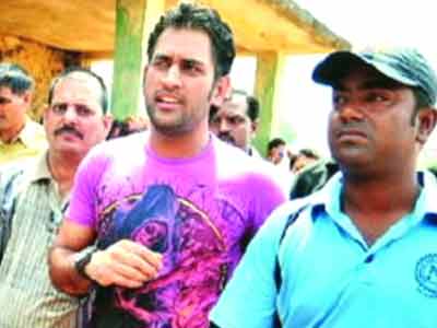 दोस्त हो तो महेंद्र सिंह धोनी जैसा