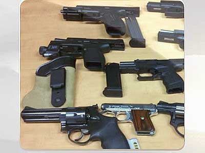 दिल्ली : कार से 99 पिस्तौल बरामद, दो गिरफ्तार