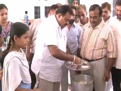 Video : Amritsar: Insects, worms found in mid-day meal kitchen