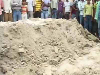 Video : Outside Bihar school, a mass grave marks families' anger, grief