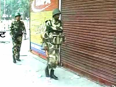 कश्मीर में कर्फ्यू, अमरनाथ यात्रा रोकी गई कश्मीर में कर्फ्यू, अमरनाथ यात्रा रोकी गई