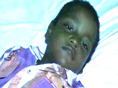 वीडियो बनाने के लिए मासूम को खिलाए जिंदा कीड़े