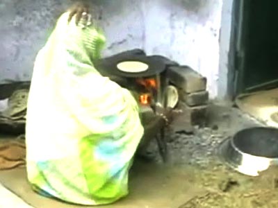 मिड-डे मील में परोसा जा रहा है घटिया खाना