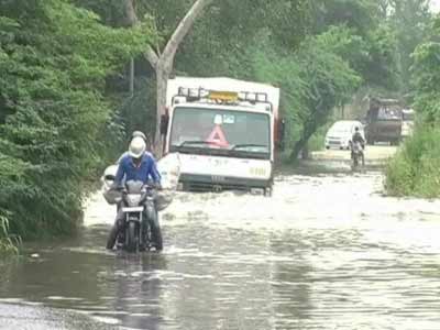 Videos : दिल्ली में भारी बारिश, कई जगहों पर पानी भरा