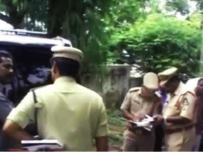 Video : हैदराबाद : यूपी के सीएम अखिलेश यादव की कार पर हमला