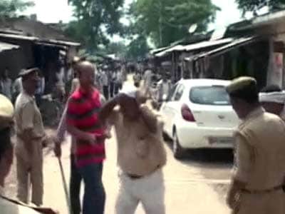 Videos : यूपी में पुलिस ने दिखाई दबंगई