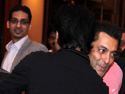 Videos : शाहरुख खान-सलमान खान ने 'भुलाई' दुश्मनी, गले मिले