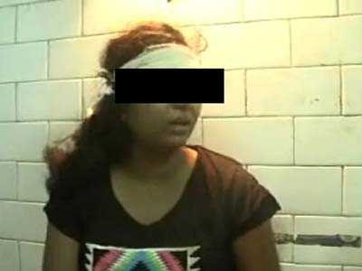 Video : कोलकाता : छेड़छाड़ से बचने के लिए युवती चलती ट्रेन से कूदी