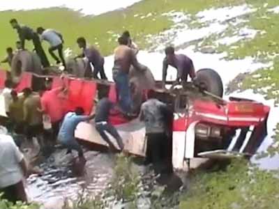 Video : Bus falls into lake in Karnataka; 8 killed