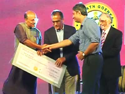 Videos : एनडीटीवी के तीन पत्रकारों को गोयनका पुरस्कार