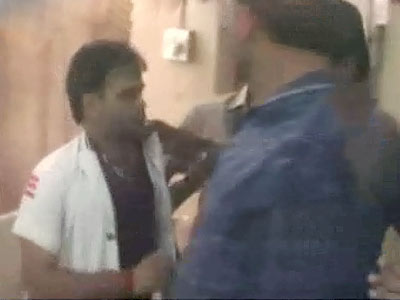 Videos : डॉक्टर पर प्रसव का वीडियो बनाने का आरोप, जमकर पिटाई