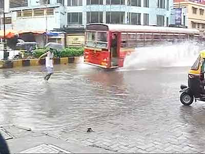 Videos : मुंबई में भारी बारिश, लोगों को घरों में रहने की सलाह